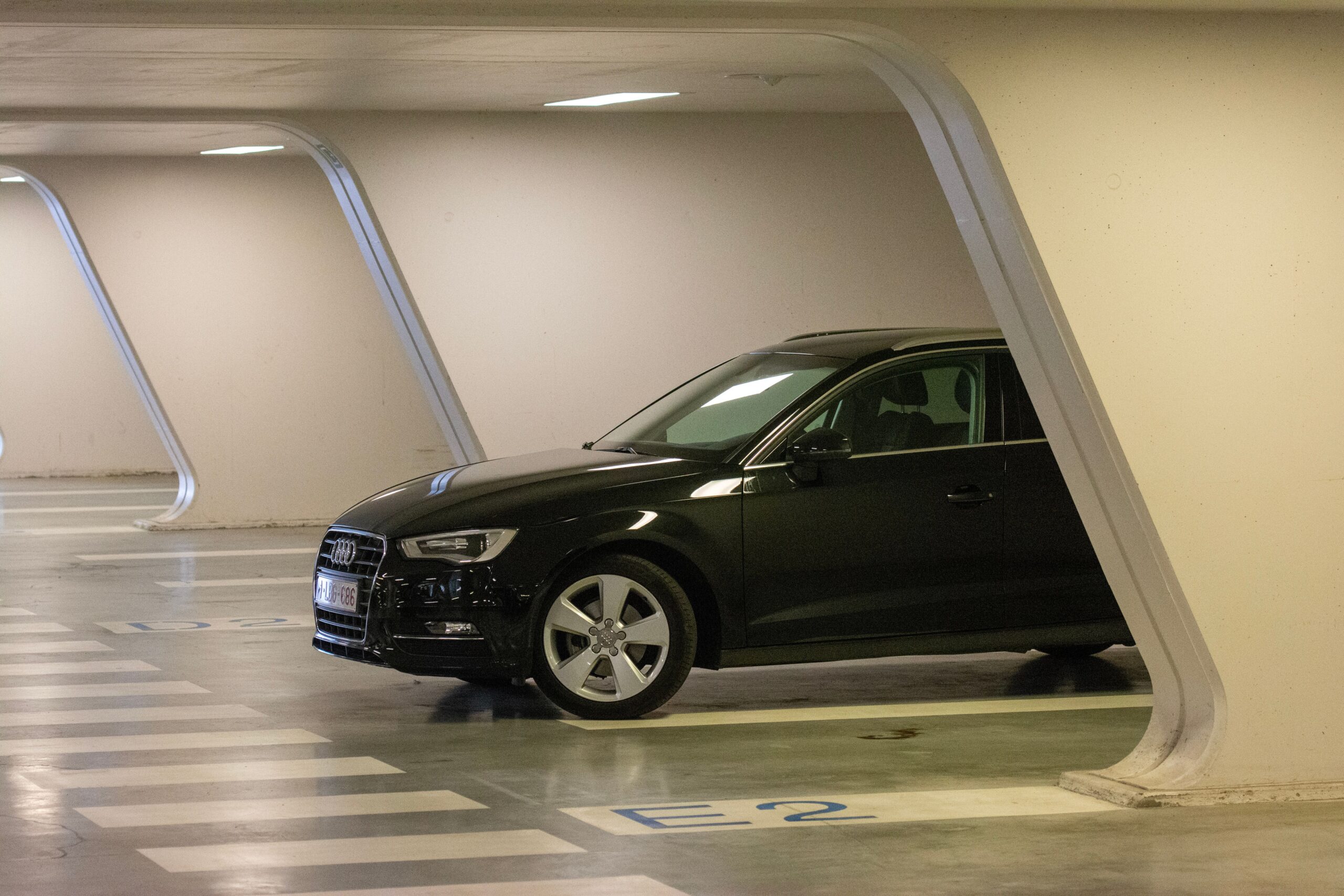 Jak uporządkować ruch na parkingu i chronić pieszych za pomocą jednego prostego elementu?